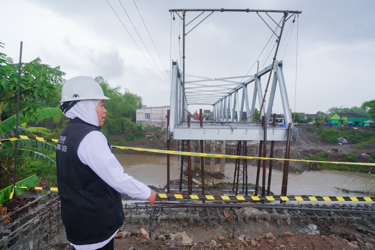 Khofifah Targetkan Jembatan Kutorejo Nganjuk Rampung 12 November 2025