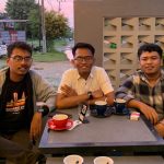Mantan Sekretaris Ikatan Pelajar Muhammadiyah (IPM) Kota Lhokseumawe, Nuzulul Azmi (kiri, memakai jaket), kini mengemban amanah dan dipercaya menjabat posisi strategis di HIMPASAY. (Foto: Rizki Maulizar/ IST)