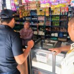 Petugas memeriksa peredaran rokok di toko kelontong. (Foto: Pemkot Surabaya)