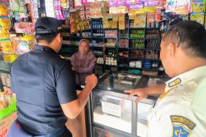 Satpol PP dan Bea Cukai Sidoarjo Temukan 8.294 Bungkus Rokok Ilegal di Warkop