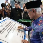 Ketua Umum PP Muhammadiyah, Haedar Nashir, meresmikan Gedung Ji'ronah RS Aisyiyah Bojonegoro, Sabtu (11/10/2025). (Foto: Muhammadiyah)