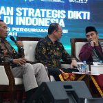 Wamen Diktisaintek Prof Dr Fauzan MPd (paling kiri) saat menjadi salah satu pembicara dalam Rakernas FR-PTMA di UMM. (Foto: Dok. UMM)
