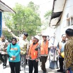 Mendikdasmen Abdul Mu'ti meninjau langsung progress revitalisasi sekolah di SMPN 16 Makassar. (Foto: Humas Kemendikdasmen)