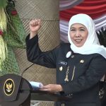Gubernur Jatim Khofifah Indar Parawansa saat memimpin Upacara Peringatan Hari Jadi ke-80 Provinsi Jawa Timur di Gedung Negara Grahadi, Surabaya, Ahad (12/10/2025). (Foto: tangkapan layar Diskominfo)