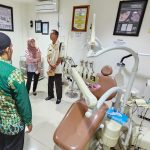 Penyerahan hibah kursi gigi dari Klinik Muhammadiyah Lamongan kepada Klinik Muhammadiyah Modo, Selasa (14/10/2025). (Foto: Dok. Afan Alfian/ IST)