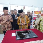 Ketua Umum PP Muhammadiyah, Haedar Nashir, meresmikan MentariMu Mart di UMM, Kamis (16/10/2025). (Foto: Dok. UMM)