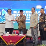 Mendikdasmen Abdul Mu'ti menerima penghargaan sebagai Tokoh Peduli Pendidikan dari FR-PTMA dalam agenda Rakernas FR-PTMA di UMM. (Foto: tangkapan layar)