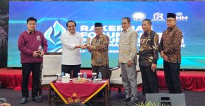 Dinilai Konsisten dan Komitmen pada Pendidikan, Abdul Mu’ti Terima Penghargaan dari FR-PTMA