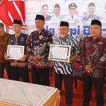 Penandatanganan MoU dalam forum Ngopi Bareng yang digelar di Pendopo Bupati Sampang, Ahad (26/10/2025). (Foto: Dok. Panitia)