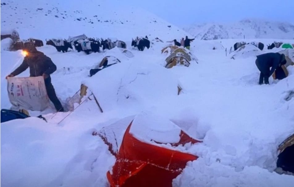 Badai Salju Ekstrem, Kemlu Imbau WNI Batalkan Pendakian ke Gunung Everest