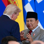 Presiden RI Prabowo Subianto (kanan) berbincang dengan Presiden AS Donald Trump di sela International Congress Centre, Sharm El-Sheikh, Mesir, Senin (13/10/2025) lalu. Foto: Setpres)
