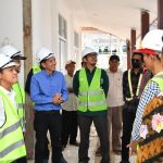 Wamendikdasmen Fajar Riza Ul Haq saat meninjau program revitalisasi satuan pendidikan di Makassar beberapa waktu lalu. (Foto: Humas Kemendikdasmen)