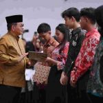 Gubernur DKI Jakarta, Pramono Anung, menyerahkan Bantuan Pemutihan Ijazah Tahap IV Gelombang Kedua Tahun 2025 di SMP Strada Santo Fransiskus Xaverius 1, Koja, Jakarta Utara, Jumat (3/10/2025). (Foto: Pemprov DKI)
