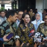 Gubernur Aceh Muzakir Manaf (Mualem) berbicara kepada awak media. (Foto: DLHK Aceh)