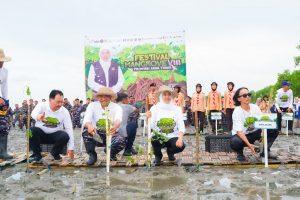 Khofifah-Kaka Slank Nandur Mangrove di Pesisir Bangkalan, Gaungkan Ayo Nandur untuk Lestarikan Lingkungan