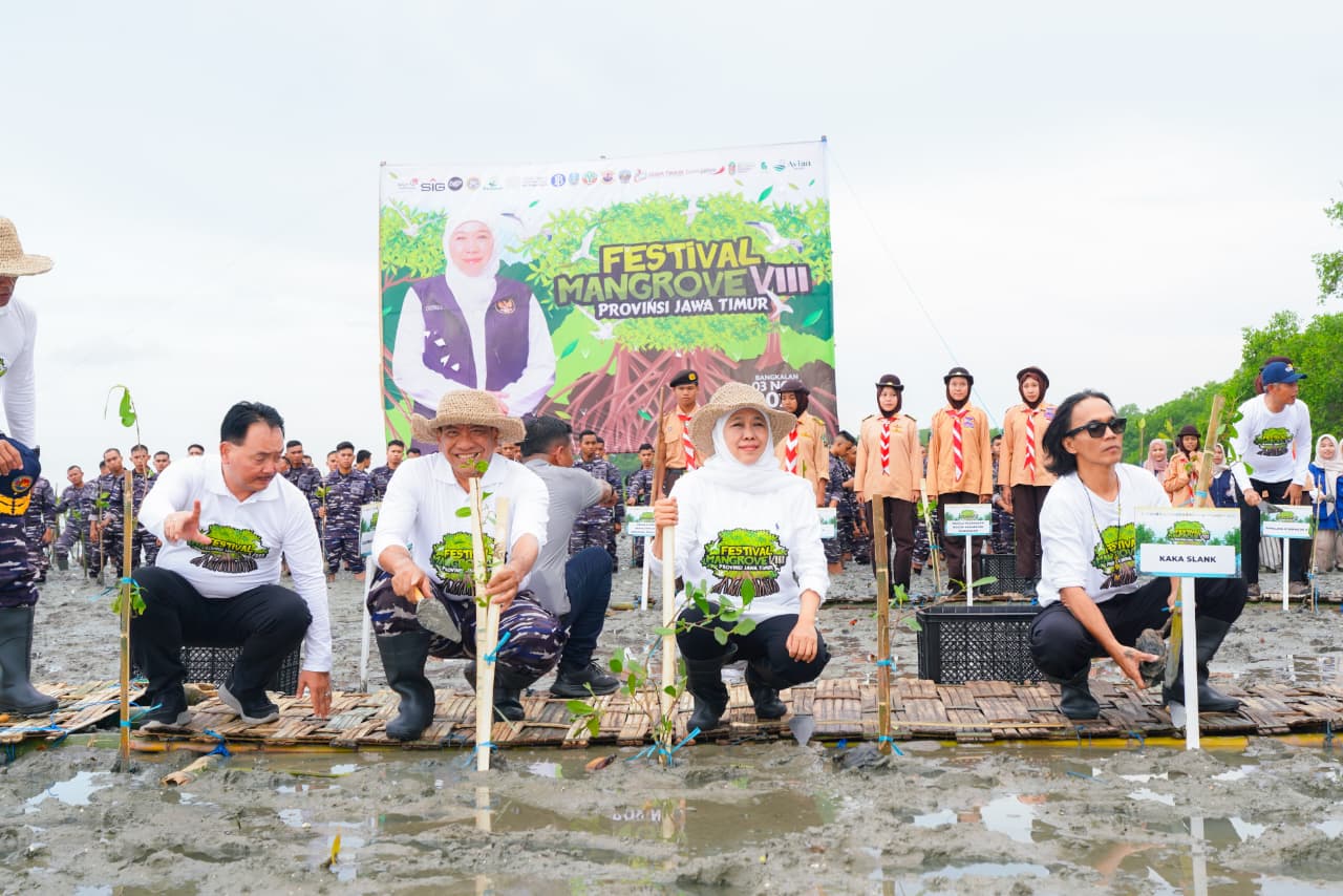Khofifah-Kaka Slank Nandur Mangrove di Pesisir Bangkalan, Gaungkan Ayo Nandur untuk Lestarikan Lingkungan