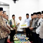 Penyerahan bantuan kepada Pesantren Al-Khoziny oleh Pemkab Sidoarjo. Foto: Diskominfo Sidoarjo.