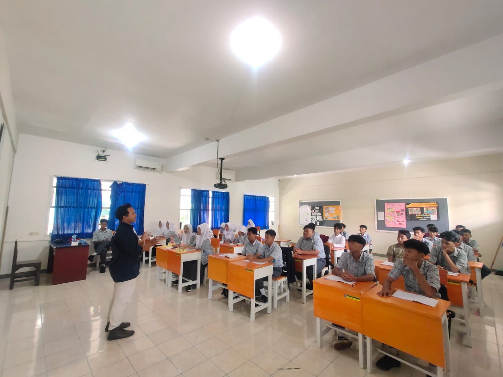 Refleksi Hari Guru Nasional; Negeri Dapat Gaji dari Negara, Swasta Masih Nombok Sendiri