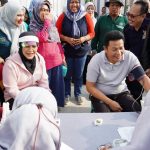 Bupati Subandi mengikuti pemeriksaan kesehatan dalam giat Kampanye Penuntasan TBC di Alun-alun Sidoarjo, Ahad (9/11/2025). (Foto: Humas Pemkab Sidoarjo)
