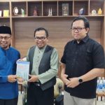 Prof Dr Syamsuddin Arif berfoto bersama usai Kajian Ilmu Studium Generale Muhammadiyah Malaysia di RUHAMA, Selasa (11/11/2025). (Foto: Dok. PCIM Malaysia)
