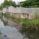 Petugas dari Dinas PUBMSDA Sidoarjo membersihkan sampah yang menghambat aliran air di sepanjang sungai Bluru Kidul hingga Rangkah Kidul. (Foto: Dok.)