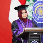 Wisudawan Umsida, Nur Mashlichah Ilma, saat menyampaikan pesan dalam Wisuda ke-46 Umsida, Sabtu (15/11/2025). (Foto: Humas Umsida)