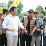 Bupati Sidoarjo, H Subandi SH MKn (kemeja putih), saat melakukan sidak di kawasan Wisma Tropodo, Waru, Sabtu (15/11/2025). (Foto: Humas Pemkab Sidoarjo)