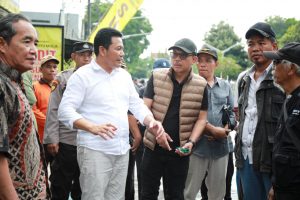 Sidak Wisma Tropodo, Bupati Subandi Temukan Pompa Usang dan Saluran Air Tertutup Lapak Pedagang