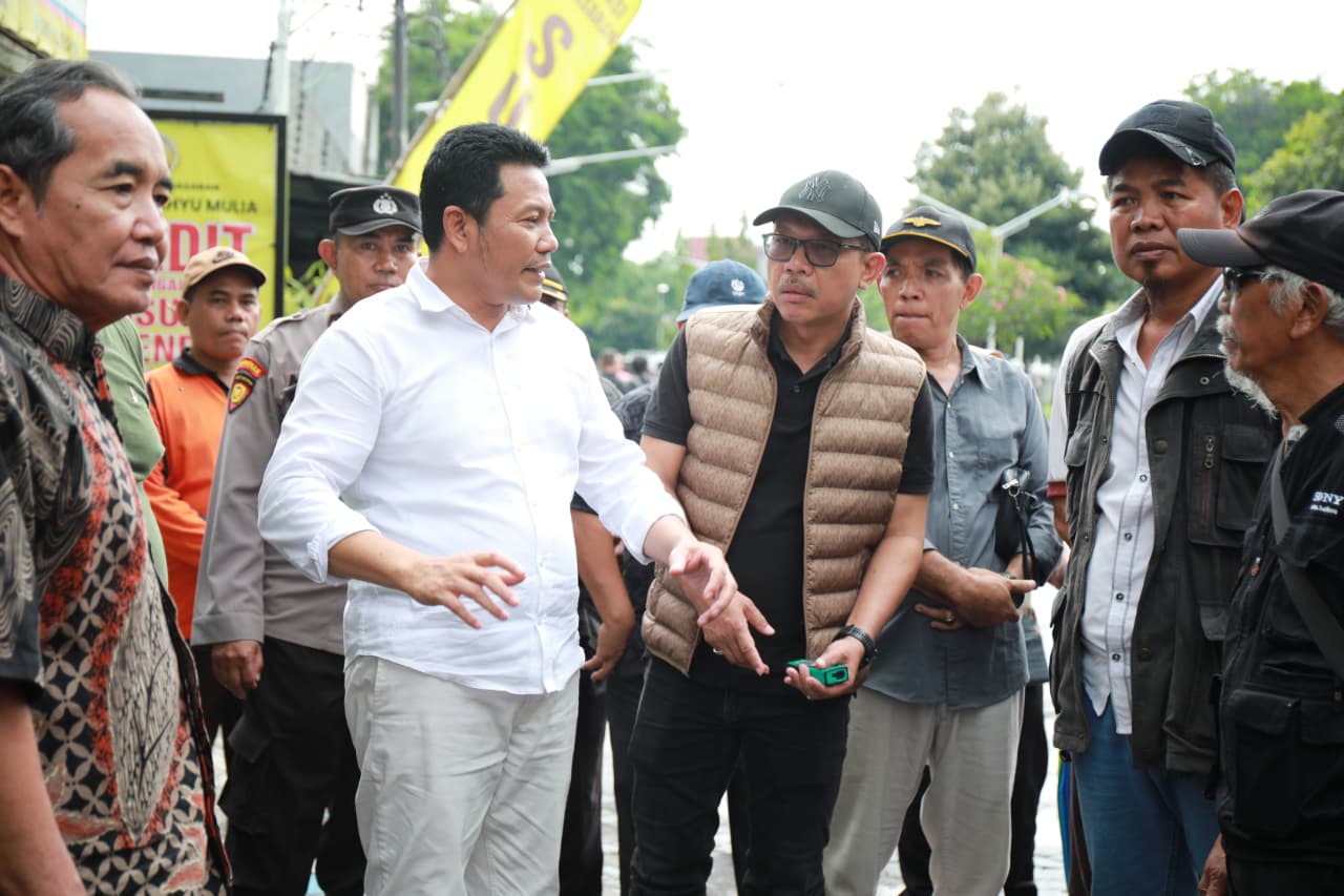 Sidak Wisma Tropodo, Bupati Subandi Temukan Pompa Usang dan Saluran Air Tertutup Lapak Pedagang