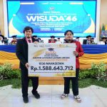 Penyaluran beasiswa Sang Surya dari KLL Umsida kepada perwakilan mahasiswa penerima manfaat. Total tahun ajaran 2025/2026 kali ini 1.036 mahasiswa menerima beasiswa Sang Surya. (Foto: Humas Umsida)