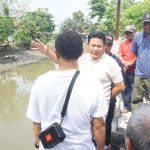 Bupati Sidoarjo, H Subandi SH MKn, saat meninjau salah satu titik lokasi banjir, Ahad (23/11/2025). (Foto: Humas)
