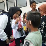 Wakil Bupati Sidoarjo, Hj Mimik Idayana, berinteraksi dengan salah seorang anak usia menyalurkan puluhan alat bantu dengar pada Senin (24/11/2025). (Foto: Humas)