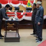 Pemkab Sidoarjo bersama DPRD setempat resmi menyepakati APBD Tahun 2026 dalam Rapat Paripurna DPRD Kabupaten Sidoarjo, Selasa (25/11/2025), dengan besaran mencapai Rp 5,716 triliun. (Foto: Humas)