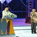 Presiden RI Prabowo Subianto (kiri) dan Mendikdasmen Abdul Mu'ti dalam puncak peringatan Hari Guru Nasional 2025, Jumat (28/11/2025). (Foto: Humas)