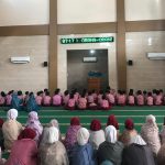 Murid-murid SD Muhammadiyah 1 Bangkalan mengikuti kultum usai salat dhuha. (Foto: Dok. Mutuba)