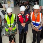 Wabup Sidoarjo, Mimik Idayana (tengah, rompi merah), memberikan keterangan kepada awak media usai melakukan inspeksi mendadak (sidak) di RSUD Sidoarjo Barat, Selasa (4/11/2025). (Foto: Ubay NA/ IST)