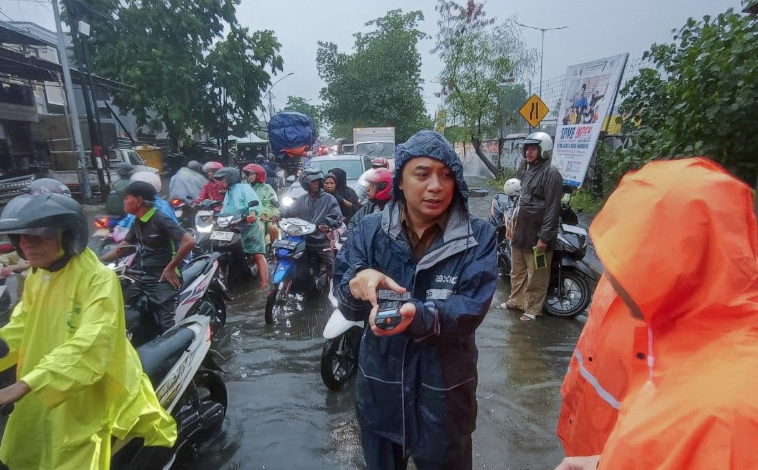 Eri Cahyadi Sidak Kawasan Banjir, Soroti Bangunan Warga yang Halangi Saluran Air