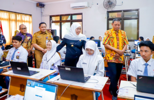 Khofifah Minta Listrik-Internet Tak Padam Selama TKA, Instruksikan Dispendik Siapkan Genset