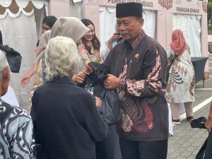 DPRD Jatim Bagikan 1.000 Paket Sembako untuk Warga Kelurahan Krembangan