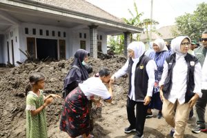 Khofifah ke Semeru: Gerak Cepat Gubernur Jatim Pimpin Penanganan Dampak APG, Prioritaskan Keselamatan Warga