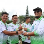 Wakil Ketua DPRK Aceh Tengah, H Hamdan SH (kanan, berkacamata), memberikan penghargaan kepada sejumlah tenaga kesehatan di puncak peringatan HKN ke-61 tahun 2025 di Aceh Tengah, Ahad (16/11/2025). (Foto: Rizki)