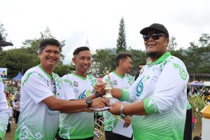 Puncak Peringatan HKN ke-61, Wakil Ketua DPRK Aceh Tengah Berikan Penghargaan ke Sejumlah Tenaga Kesehatan