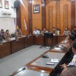 Pemkab Sidoarjo memfasilitasi audiensi seluruh pihak terkait polemik tembok pembatas di kawasan Perumahan Mutiara Regency, Mutiara City, dan Mutiara Harum yang berbatasan dengan Desa Banjarbendo dan Desa Jati, Selasa (4/11/2025). (Foto: Kominfo Sidoarjo)