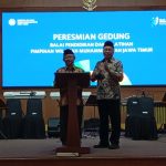 Penandatanganan prasasti gedung Balai Diklat PWM Jatim oleh Sekretaris Umum PP Muhammadiyah, Prof Dr Abdul Mu'ti MEd, Sabtu (29/11/2025). (Foto: Ubay NA/ IST)