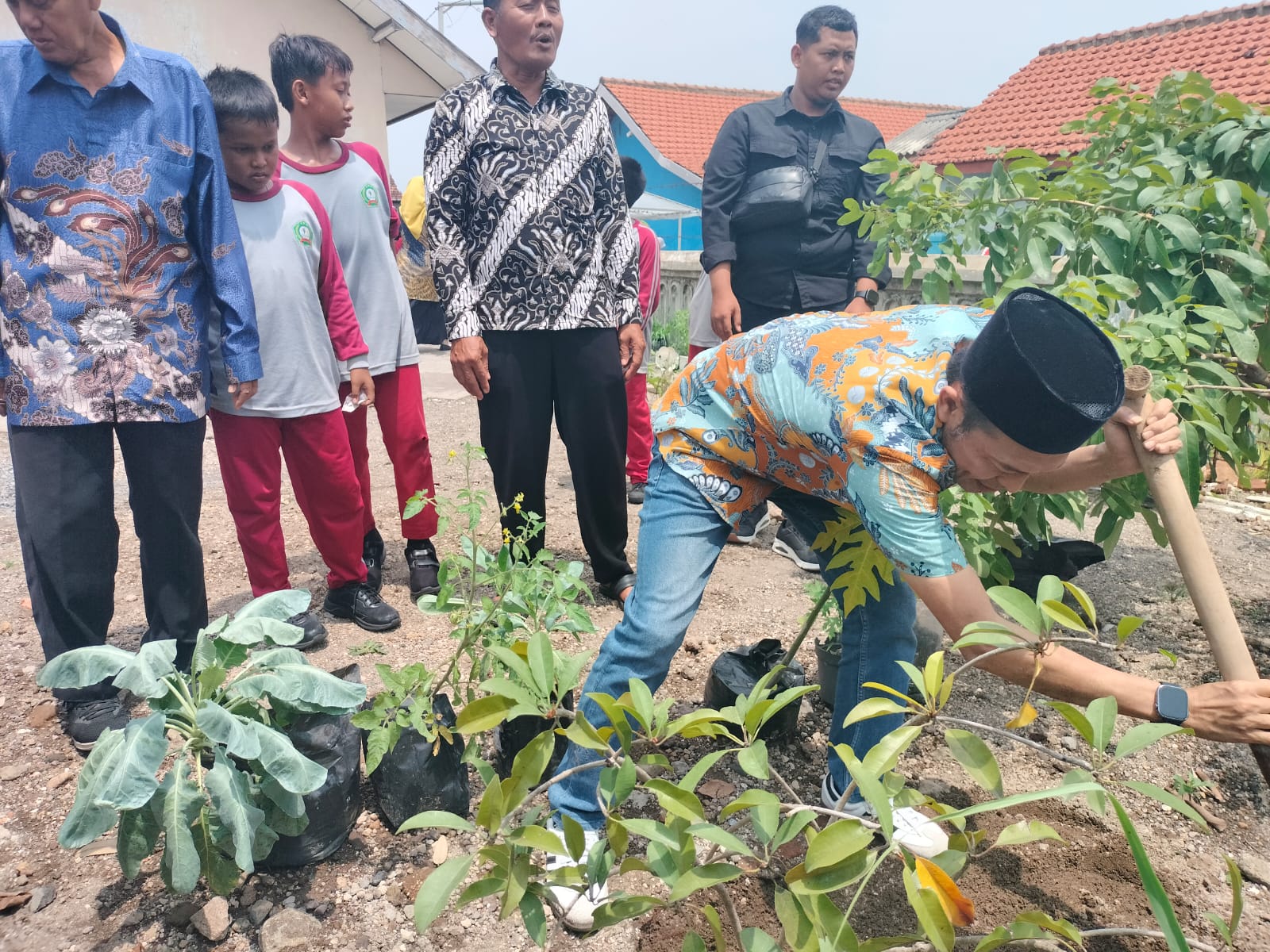 Dedi Irwansa DPRD Jatim Ajak Warga Sidoarjo Gencarkan Tanam Pohon dan Pilah Sampah