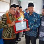Kepala Smamda Sidoarjo, M Zainul Arifin SKom MM (kiri), saat menerima penghargaan SRC 2025 dari Kemenag Kabupaten Sidoarjo, pada 30 Oktober 2025 lalu. (Foto: Dian Arif Fajar/ Dok. Smamda)