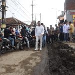 Bupati Sidoarjo, H Subandi SH MKn, melakukan sidak terhadap proyek betonisasi di sejumlah titik di Waru, pada Sabtu (15/11/2025). (Foto: Humas Pemkab Sidoarjo)