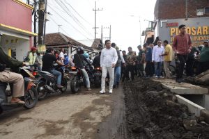 Sidak Proyek Betonisasi, Bupati Sidoarjo Tekankan Kualitas dan Pentingnya Pengawasan