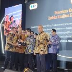 Staf Ahli Mendikdasmen Bidang Manajemen Talenta, Dr Mariman Darto MSi, saat menerima penghargaan IKK 2025 mewakili Kemendikdasmen, Selasa (25/11/2025) lalu. (Foto: Humas)