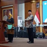 Kakak Almarhumah Marsinah, Marsini (kiri), dan Ketua PWM Jawa Timur, Sukadiono. (Foto: Ubay NA/ IST)